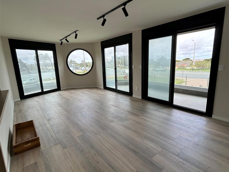 Venta apartamento frente al mar 3 dormitorios 2 baños terraza con parrillero Rambla Costanera - foto 1