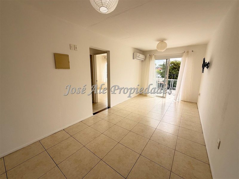 EN ALQUILER APARTAMENTO DE 2 DORMITORIOS UBICADO A CUADRAS DEL SHOPPING, COLONIA. - foto 2
