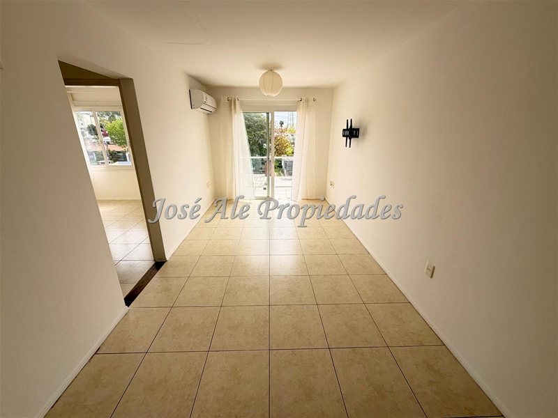 EN ALQUILER APARTAMENTO DE 2 DORMITORIOS UBICADO A CUADRAS DEL SHOPPING, COLONIA. - foto 4