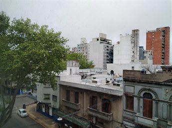 Canelones y Florida, a 1 cuadra de Rambla y 3 de Plaza Independencia. Alfrente. Impecable piso 5, como a estrenar.2 dorm.Vivienda u Oficina