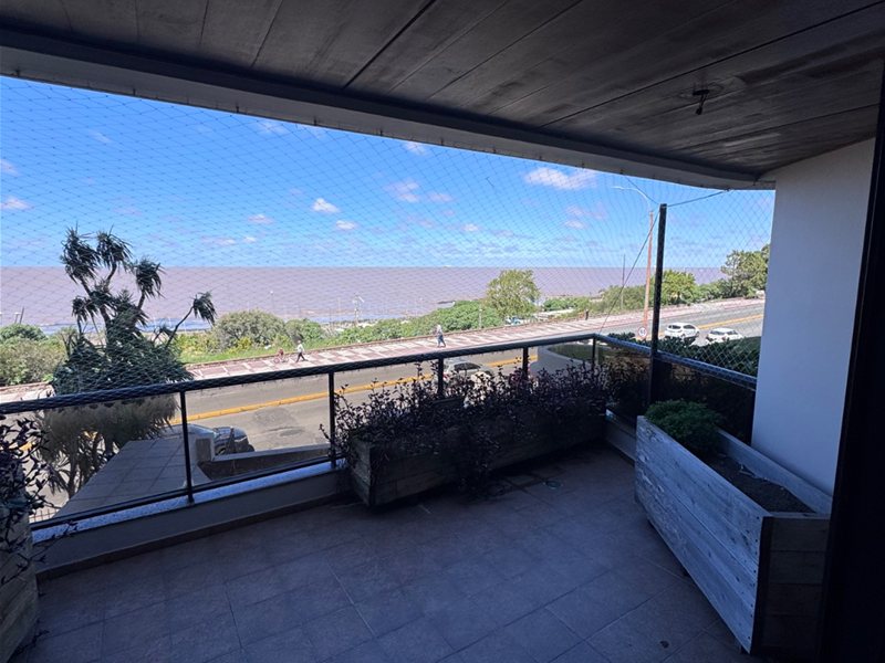 Alquiler apartamento Rambla de Malvin 2 dormitorios patio con parrillero y gge x 2 - foto 4