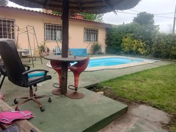 Venta de casa de 4 dormitorios con apartamento independiente, piscina y barbacoa – Lomas de Solymar Sur