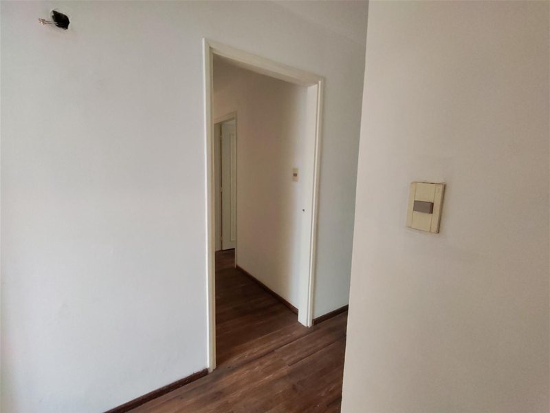 Alquiler apartamento de 2 dormitorios, estar o escritorio, terraza lavadero y cochera - foto 2