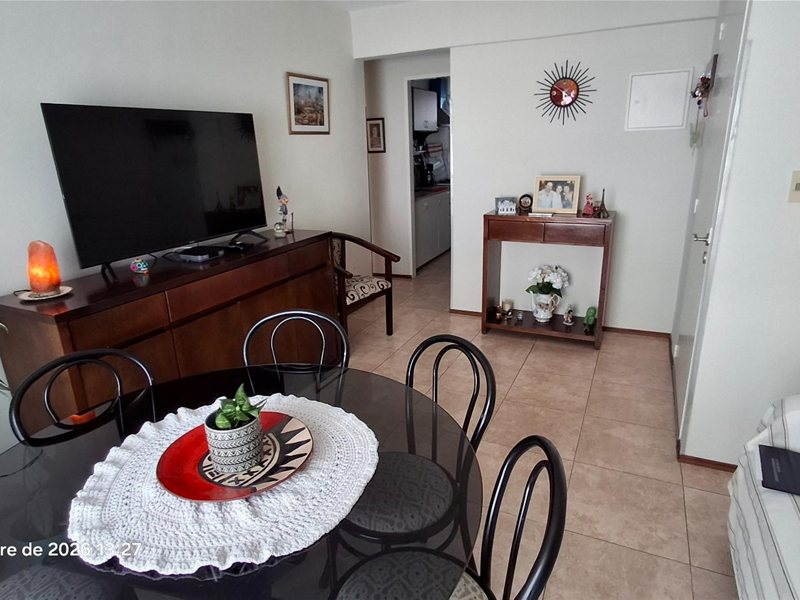 Divino apto Ciudad Vieja 2 Dormitorios 1 Baño hiper luminoso, al frente, 2do piso por escalera cómoda. cocina definida y lavadero U$S139.000 gc $1.900 - foto 3