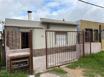 Casa de 2 dormitorios con entrada vehicular al frente en Las Piedras.