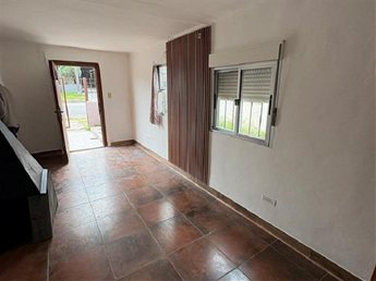 Casa de 2 dormitorios con entrada vehicular al frente en Las Piedras. - foto 4