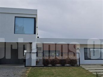 Amplia casa de 2 plantas de construcción tradicional - Colonia del Sacramento - Ref. 6195