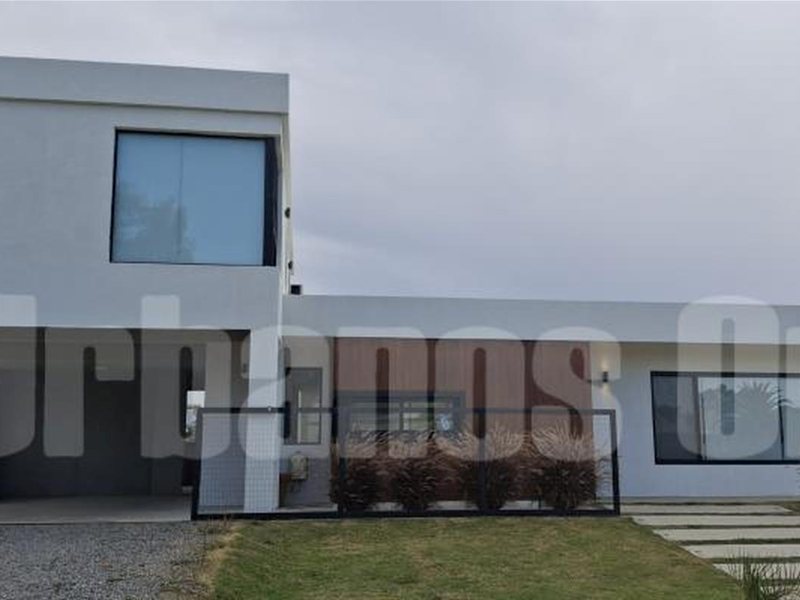 Amplia casa de 2 plantas de construcción tradicional - Colonia del Sacramento - Ref. 6195 - foto 1