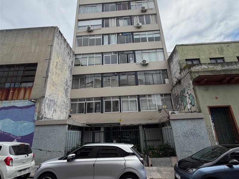 Se vende hermosos apartamento actualizado con dormitorio con placar, aire acondicionado, balcón y baño en suite. Cocina definida con muebles aéreos y bajo mesada. - foto 2