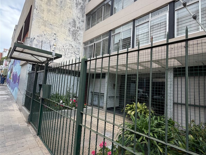 Se vende hermosos apartamento actualizado con dormitorio con placar, aire acondicionado, balcón y baño en suite. Cocina definida con muebles aéreos y bajo mesada. - foto 3