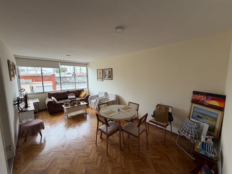 Se vende hermosos apartamento actualizado con dormitorio con placar, aire acondicionado, balcón y baño en suite. Cocina definida con muebles aéreos y bajo mesada. - foto 4