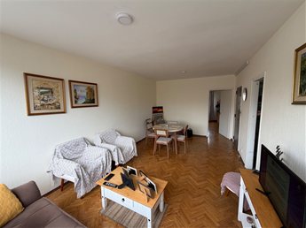 Se vende hermosos apartamento actualizado con dormitorio con placar, aire acondicionado, balcón y baño en suite. Cocina definida con muebles aéreos y bajo mesada. - foto 5