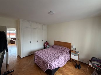 Se vende hermosos apartamento actualizado con dormitorio con placar, aire acondicionado, balcón y baño en suite. Cocina definida con muebles aéreos y bajo mesada. - foto 6