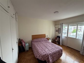 Se vende hermosos apartamento actualizado con dormitorio con placar, aire acondicionado, balcón y baño en suite. Cocina definida con muebles aéreos y bajo mesada. - foto 7