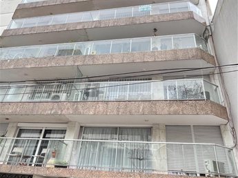 VENTA APARTAMENTO PUNTA CARRETAS 3 DORMITORIOS TERRAZAS GARAJE LOSA CENTRAL BAJOS GASTOS COMUNES.