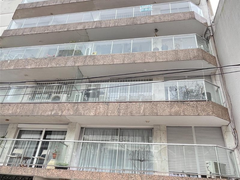 VENTA APARTAMENTO PUNTA CARRETAS 3 DORMITORIOS TERRAZAS GARAJE LOSA CENTRAL BAJOS GASTOS COMUNES. - foto 1