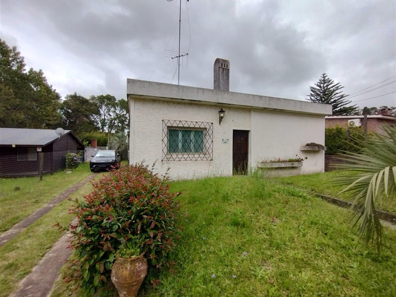 Venta de casa para reciclar con 750 m² de terreno en Costa Azul – USD 130.000 - foto 2