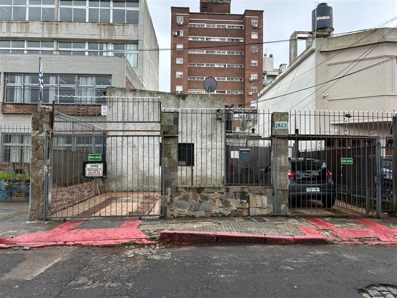 Venta padrón único, 3 casas, 3 cocheras 332 m2 terreno ideal inversores o constructores La Blanqueada Cornelio Cantera - foto 2