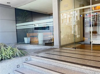 Precioso alquiler de monoambiente en Tres Cruces, frente al shopping, impecable estado