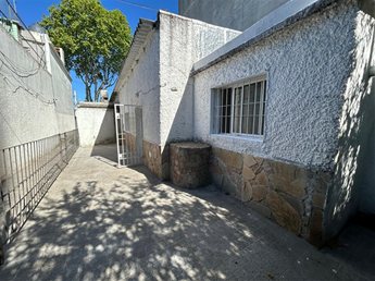 Alquiler apartamento planta baja, gran patio, cocina definida, sin gastos comunes Próximo Católica, impecable La Blanqueada