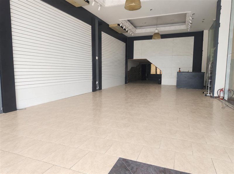 ALQUILER Local comercial de 132m2 en zona de outlets en Aguada - foto 2