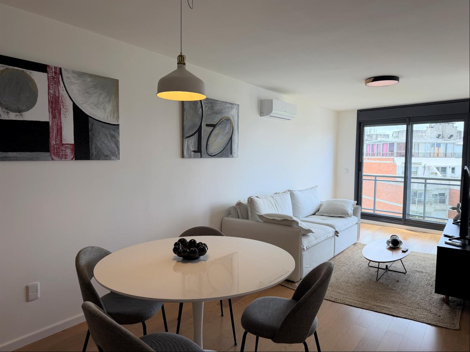 Alquiler Apartamento amoblado 2 dormitorios 2 baños, balcón. Garage. Punta Carretas · Foto 1