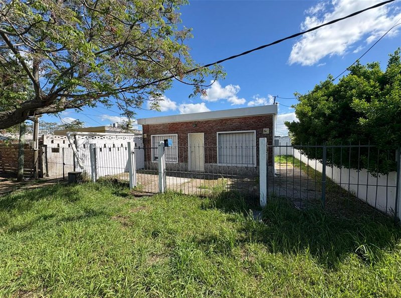 Linda casa de 2 dormitorios con entrada vehicular. - foto 1