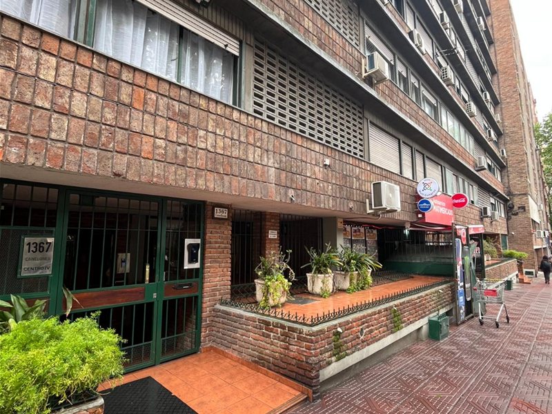 VENTA APARTAMENTO CENTRO MUY BIEN UBICADO 3 DORMITORIOS AMPLIOS LIVING COMEDOR COCINA PLACARES.MUY SOELADO! - foto 2