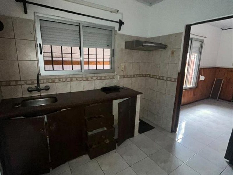 Casa 2 Dormitorios, Zona céntrica en Las Piedras. - foto 2