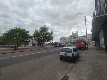 ALQUILER Edificio de 938m2 en zona de outlets en Aguada - foto 6
