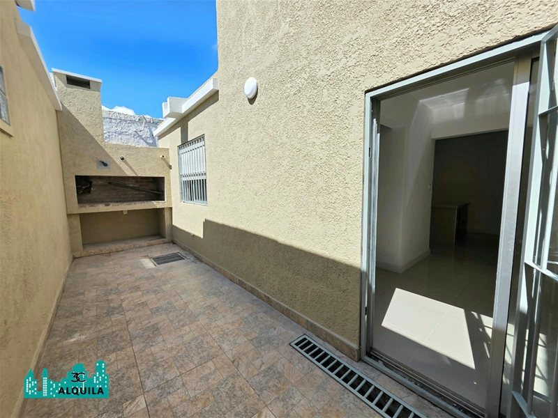 ALQUILA! GRAN CASA DE 3 DORMITORIOS CON GARAGE! PATIO CON PARRILLERO! LA TEJA!! - foto 3