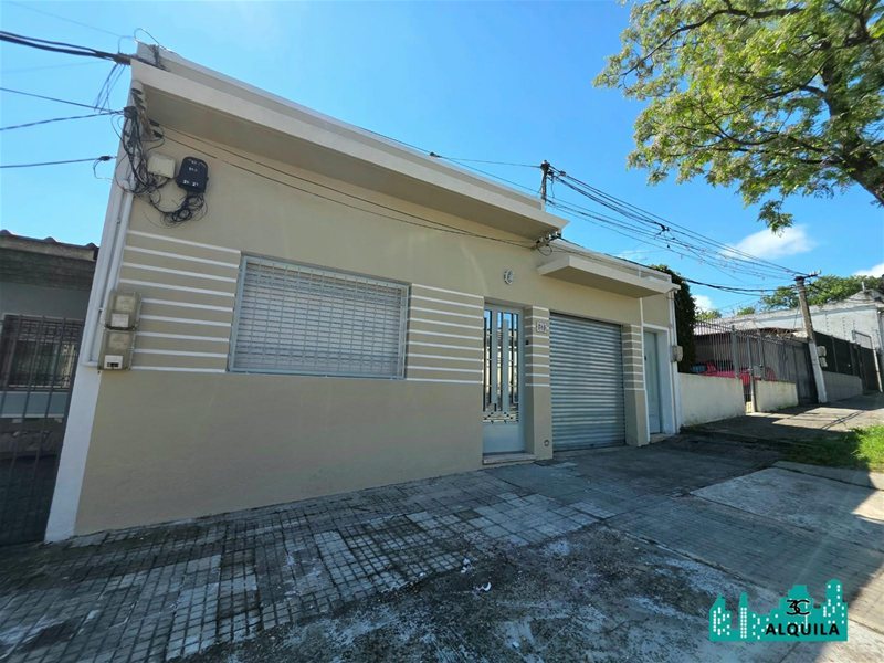 ALQUILA! GRAN CASA DE 3 DORMITORIOS CON GARAGE! PATIO CON PARRILLERO! LA TEJA!! - foto 2