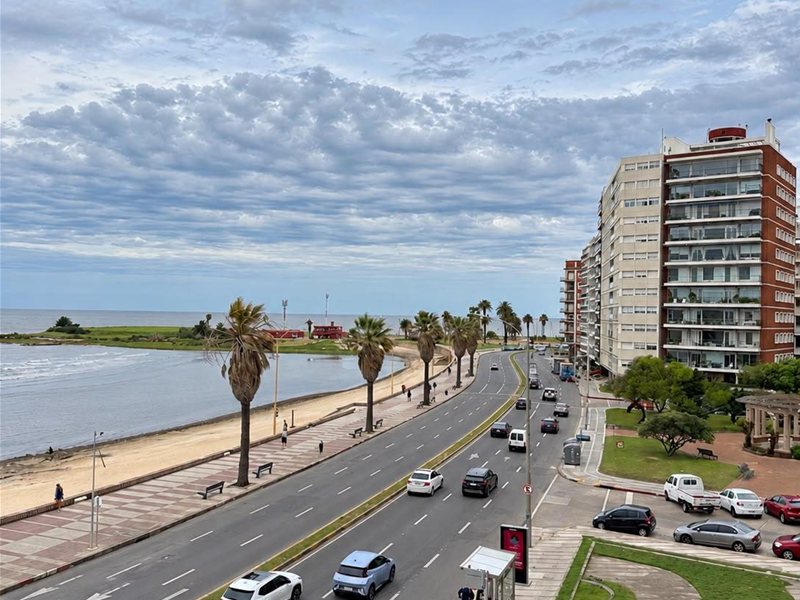 APARTAMENTO DE 2 DORMITORIOS FRENTE AL MAR – RAMBLA DE POCITOS - foto 2