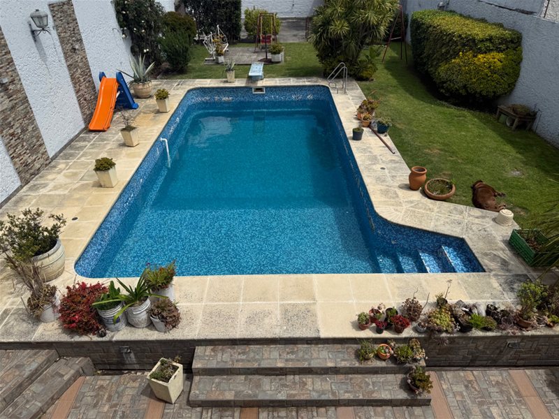 Excelente chalet de 4 buenos dormitorios con las mejores comodidades sobre Pablo Podesta casi Bolivia ! - foto 1