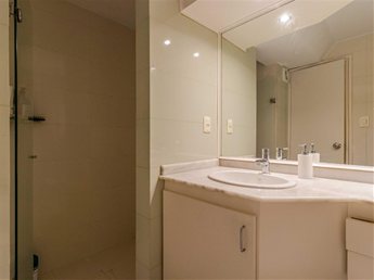 Venta apartamento Pocitos de 3 dormitorios y servicio garaje Exclusivo a metros Plaza Gomensoro y Rambla - foto 7
