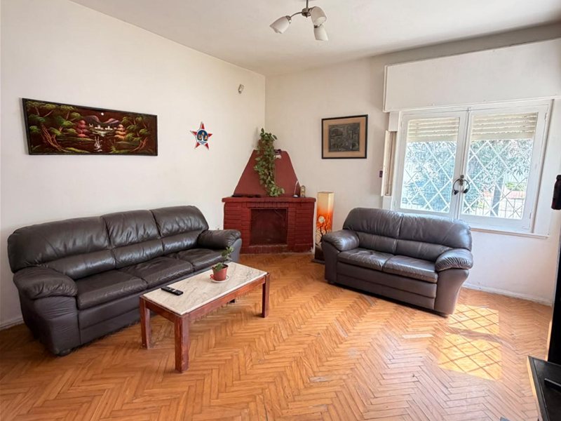 Venta de casa de 2 plantas, 2 dormitorios, garaje, jardín, patio. Malvín nuevo. PEYROU - foto 1