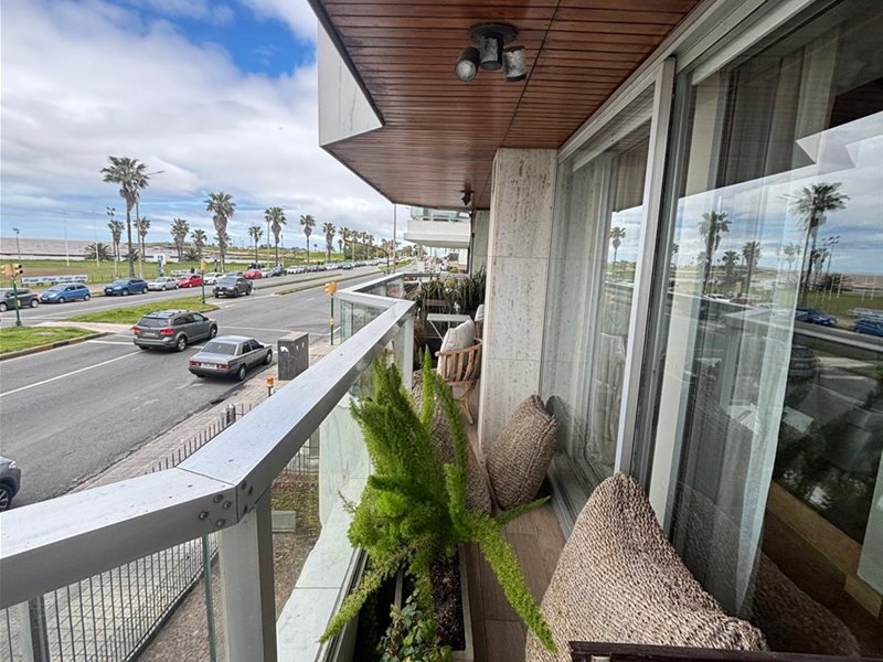 Rambla Punta Carretas, venta apartamento 3 dormitorios y servicio, 2 garajes - foto 2