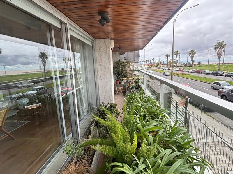 Rambla Punta Carretas, venta apartamento 3 dormitorios y servicio, 2 garajes - foto 3