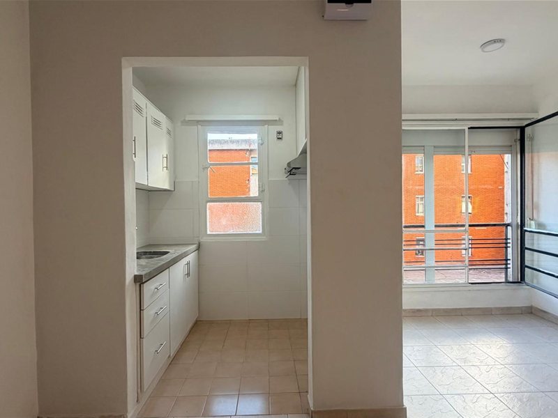 LUMINOSO MONOAMBIENTE  EN CAPURRO  hecho a nuevo con lugar para auto - foto 4