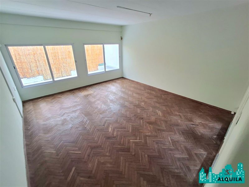 ALQUILER!!! AMPLIO MONOAMBIENTE CON PATIO!!! SOBRE AV. 18 DE JULIO!!! CORDÓN!! - foto 1