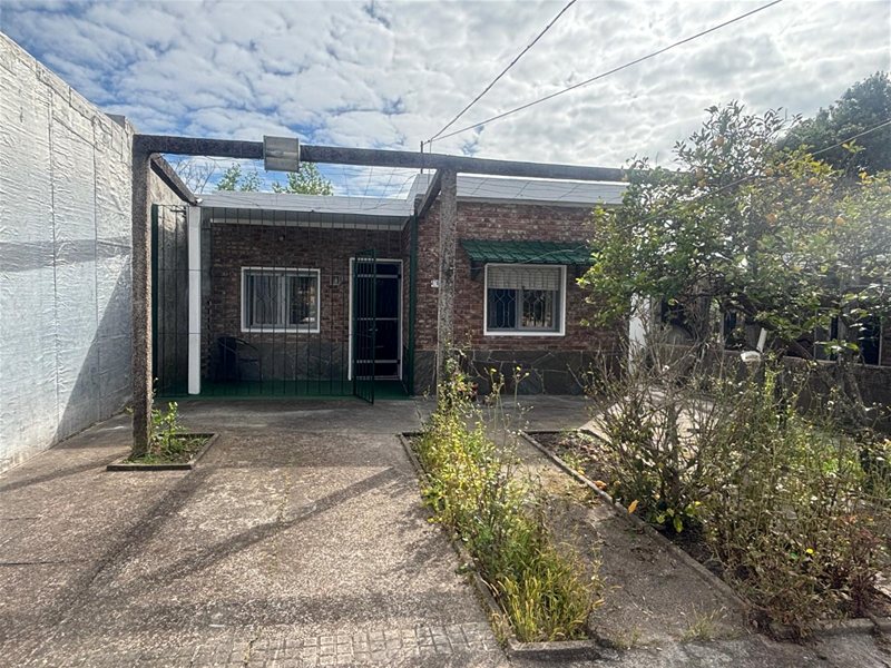 Casa con techo de plancha en muy buen estado, buen jardín con lugar para coches. - foto 1