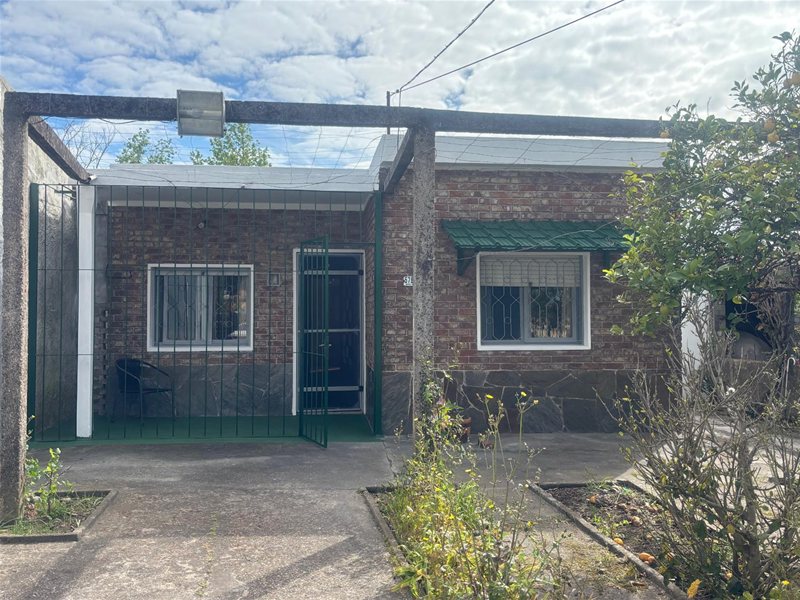Casa con techo de plancha en muy buen estado, buen jardín con lugar para coches. - foto 2
