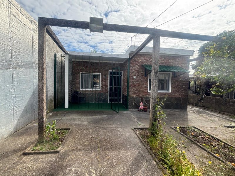 Casa con techo de plancha en muy buen estado, buen jardín con lugar para coches. - foto 3