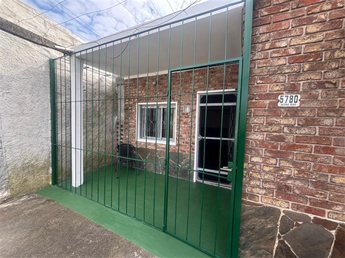 Casa con techo de plancha en muy buen estado, buen jardín con lugar para coches. - foto 4