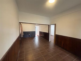 Casa con techo de plancha en muy buen estado, buen jardín con lugar para coches. - foto 5