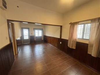 Casa con techo de plancha en muy buen estado, buen jardín con lugar para coches. - foto 6