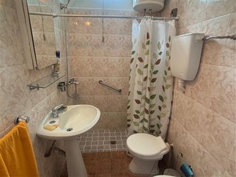 Casa con techo de plancha en muy buen estado, buen jardín con lugar para coches. - foto 7