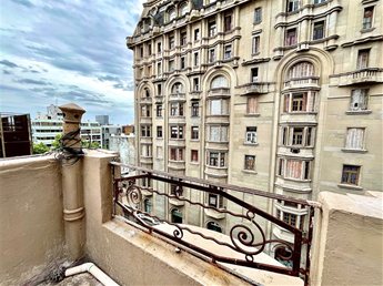 CENTRO SUR . Apartamento cocina comedor ,  2 dormitorios , 1 baño , 2 terrazas , piso alto . G. Com $ 5.000. Excelente estado. Andes y 18.