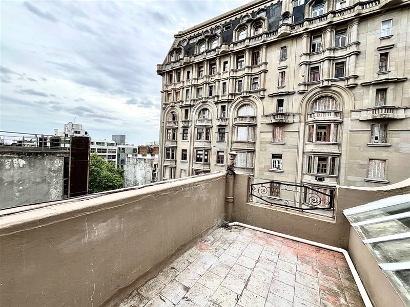 CENTRO SUR . Apartamento cocina comedor ,  2 dormitorios , 1 baño , 2 terrazas , piso alto . G. Com $ 5.000. Excelente estado. Andes y 18. - foto 2