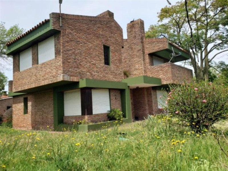 DE BUENA PRESENCIA EN EXQUISITA UBICACIÓN! 3 dormitorios 3 baños Casa Venta Lagomar sur Ciudad de la Costa - foto 2
